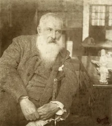 Claude Monet mit einer Tanagra-Statuette, frühes 20. Jahrhundert